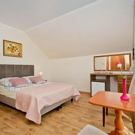 Goscinne Idalia Homestay *